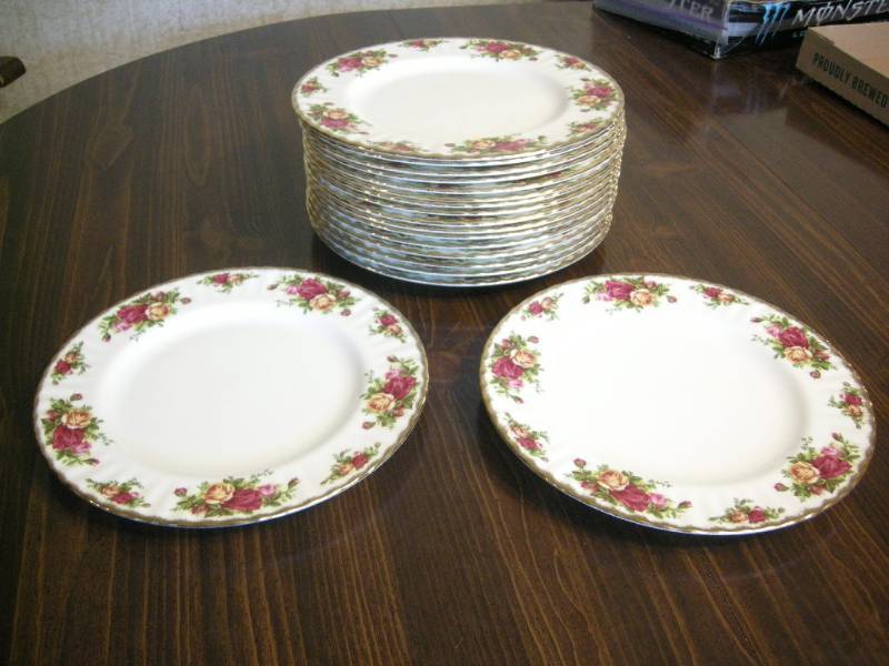 lot 132 image: Royal Albert Old Country Roses Dinner Plates