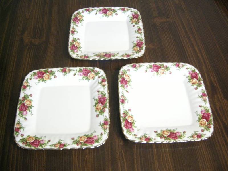 lot 134 image: Royal Albert Old Country Roses Square Plates