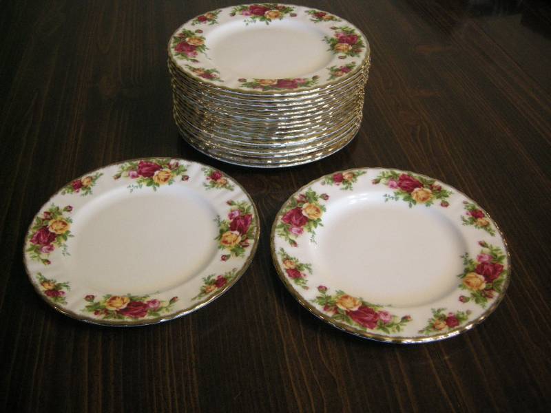 lot 135 image: Royal Albert Old Country Roses Salad Plates