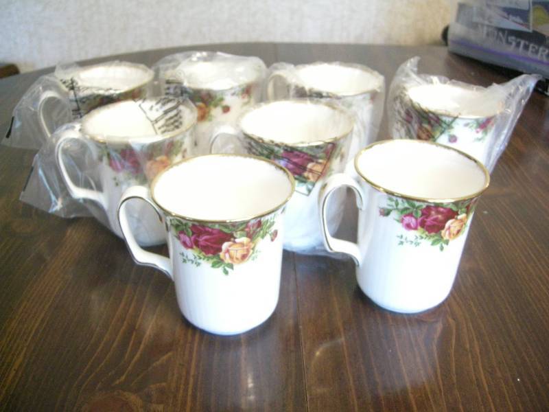 lot 136 image: Royal Albert Old Country Roses Mugs
