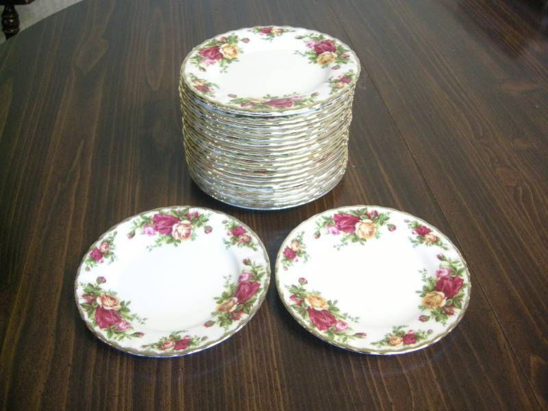 lot 139 image: Royal Albert Old Country Roses Small Plates