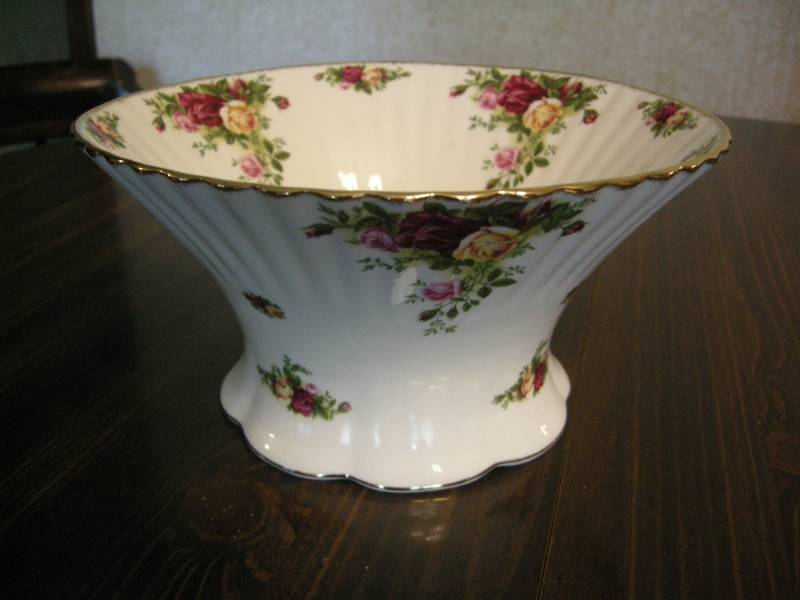 lot 140 image: Royal Albert Old Country Roses Large Center Bowl
