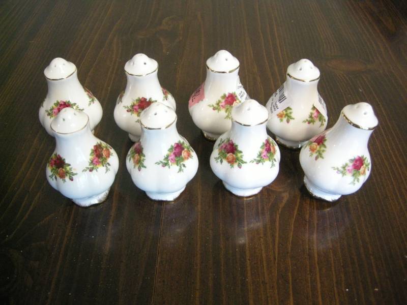 lot 141 image: Royal Albert Old Country Roses Shakers