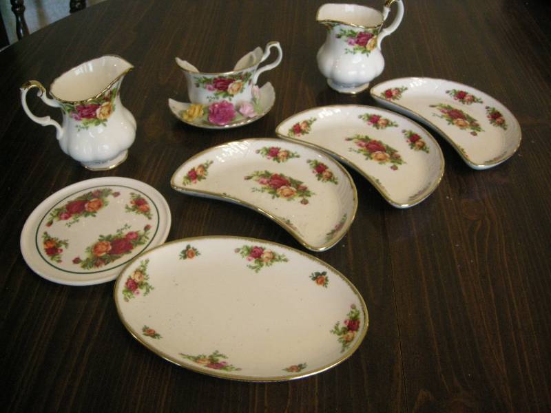 lot 147 image: Royal Albert Old Country Roses Accessory Pieces