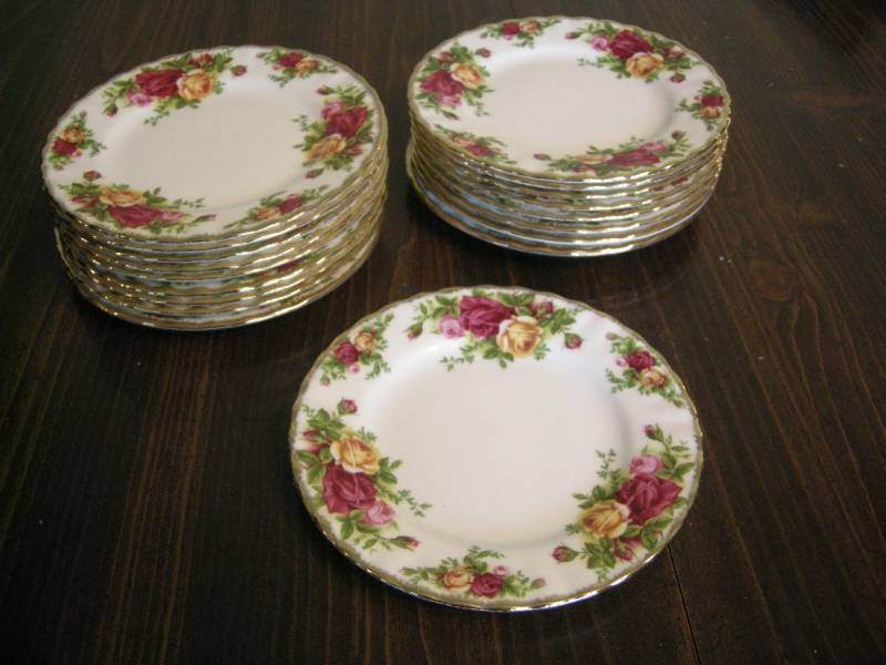 lot 149 image: Royal Albert Old Country Roses Small Plates