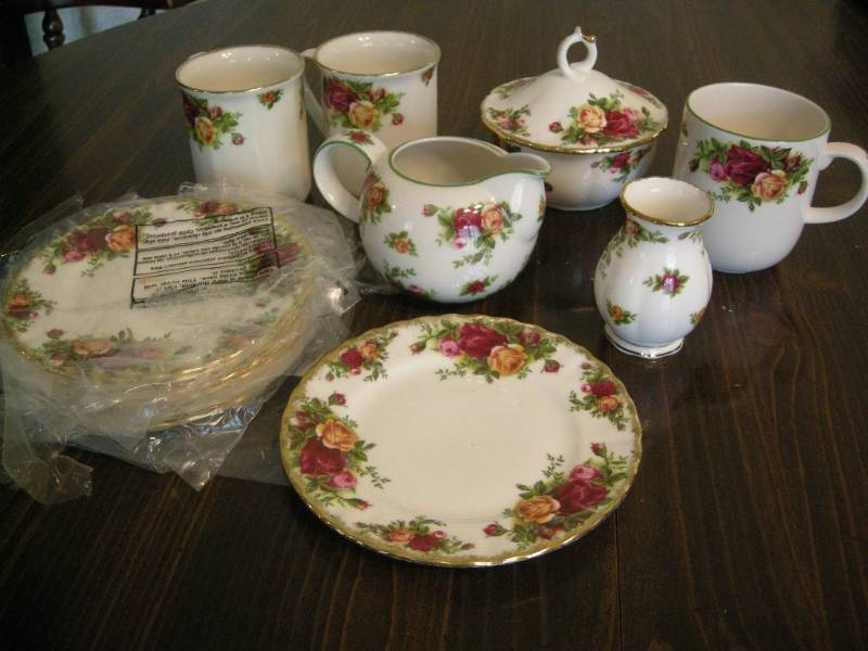 lot 148 image: Royal Albert Old Country Roses Misc