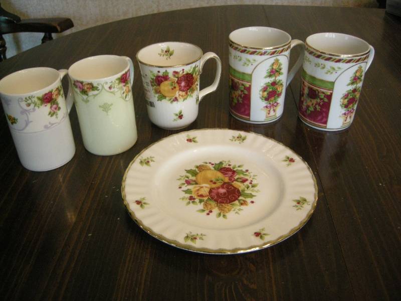 lot 150 image: Royal Albert Old Country Roses Holiday Pieces