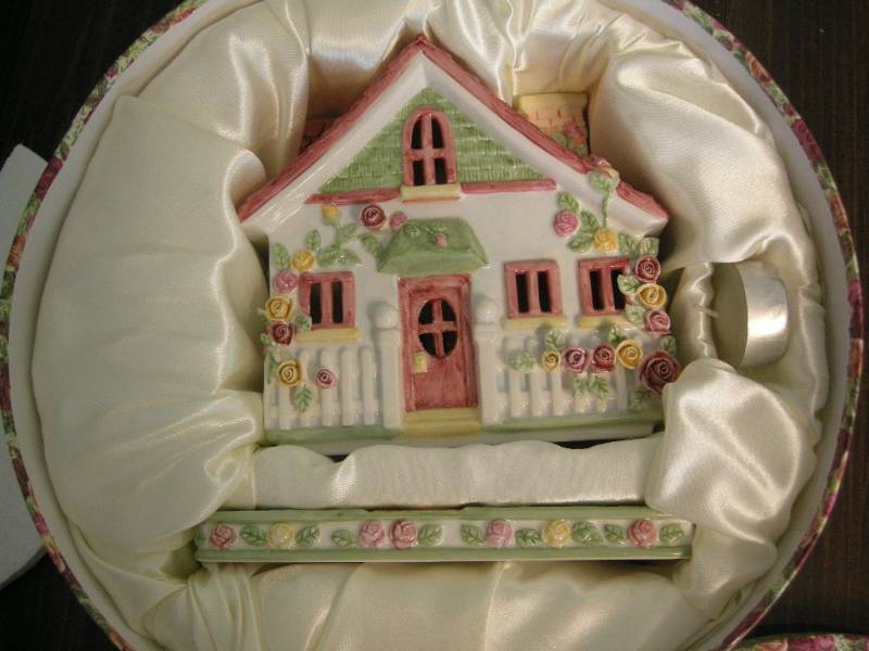 lot 151 image: Royal Albert Old Country Roses Cottage
