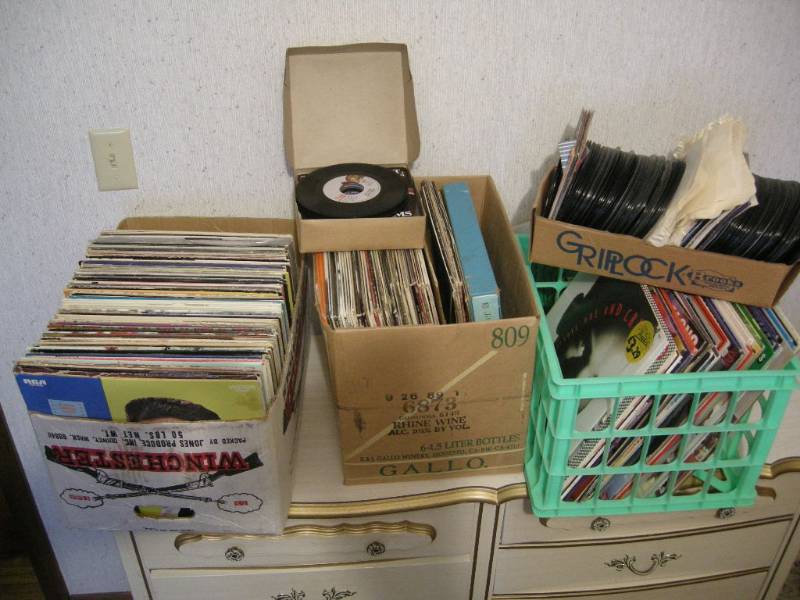 lot 173 image: Group Classic Vintage 72s-45s LP Record Albums