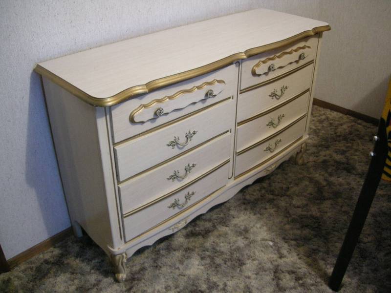 lot 172 image: Vintage French Provincial Dresser
