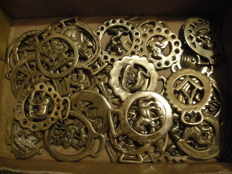 lot 190 image: Group Brass Horse Medallions
