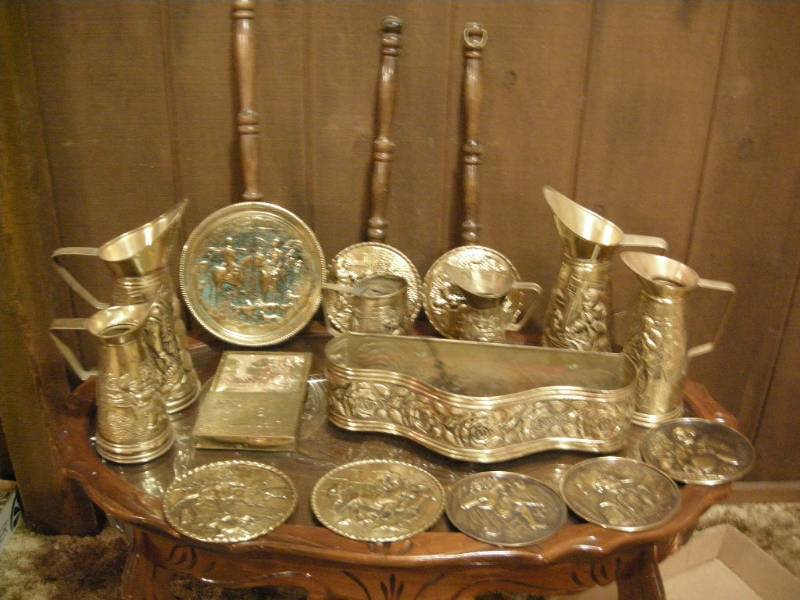 lot 193 image: Vintage Brass Embossed Tankards, Wall Hangers, etc.