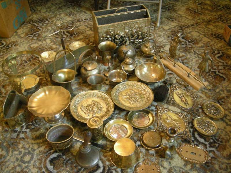 lot 243 image: Vintage Brass Items