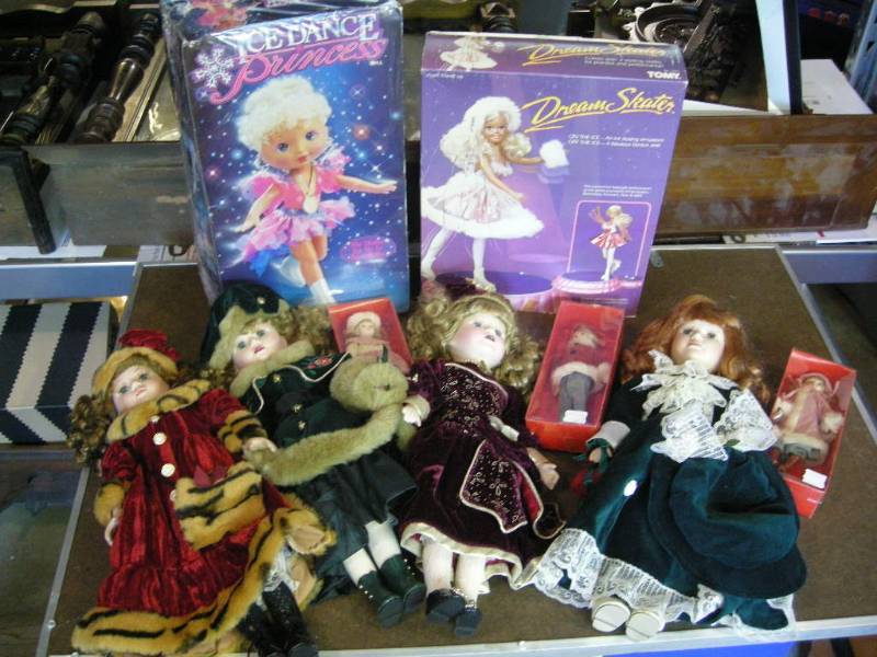 lot 268 image: Porcelain - Vintage Doll Group