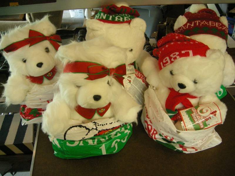 lot 271 image: Vintage Santa Bears with Bags