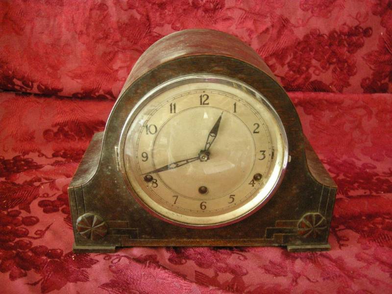 lot 277 image: Antique Wooden Shelf Clock - England