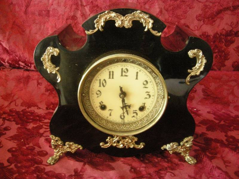 lot 283 image: Antique New Haven Enameled Shelf Clock