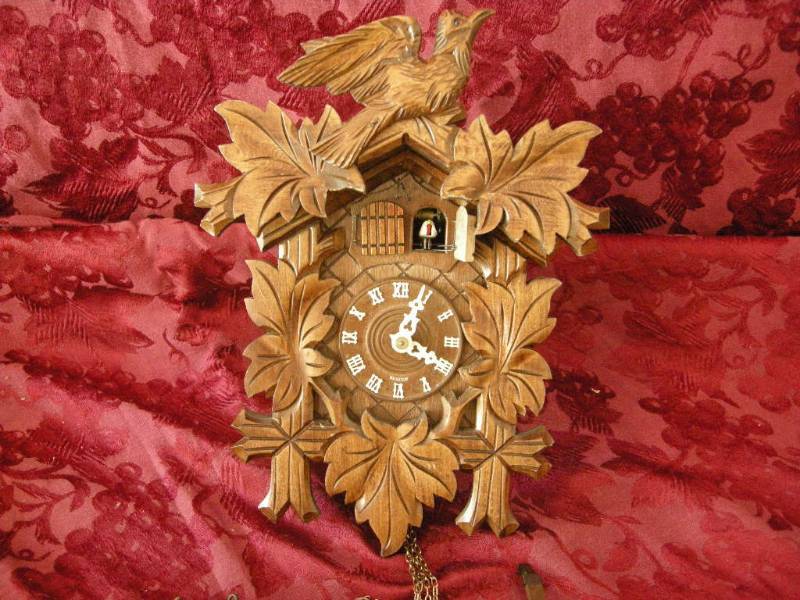 lot 284 image: Vintage German 2 Door Cuckoo Clock