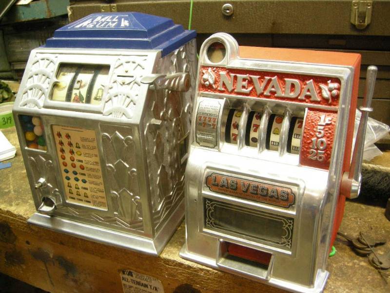 lot 322 image: Vintage Gumball and Slot Machine
