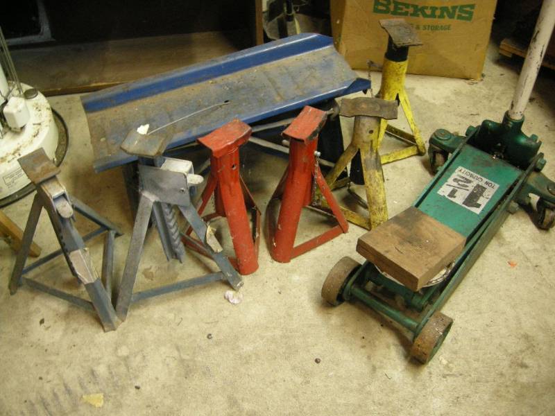 lot 324 image: Jack Stands - Car Ramp - Floor Jack