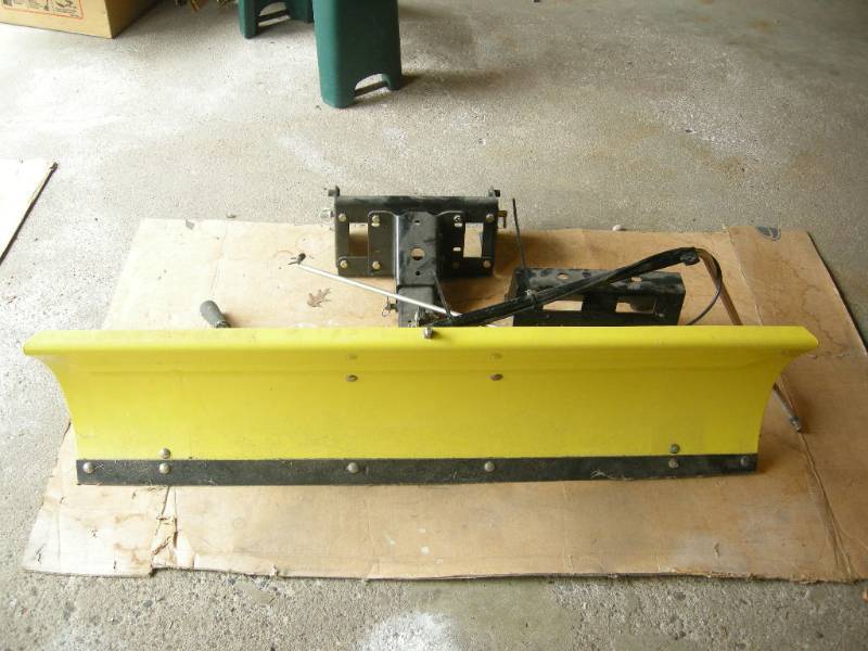lot 326 image: John Deere 46 Snowblade Attachment