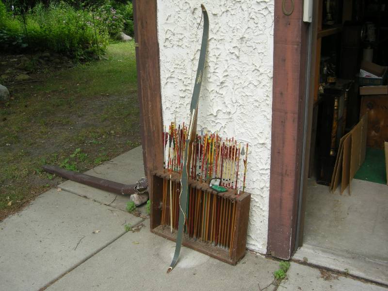 lot 327 image: Vintage Bow and Arrows