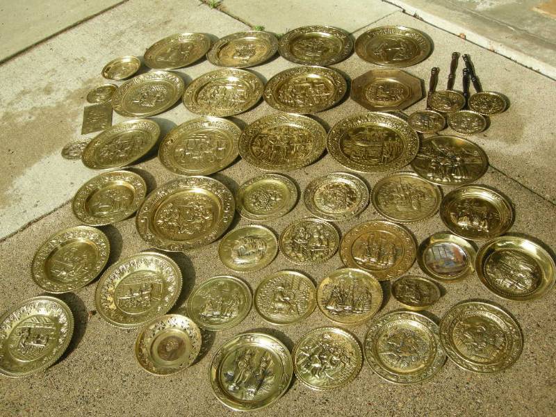 lot 343 image: Group Vintage Brass Embossed Plates-Hangers-Dcor