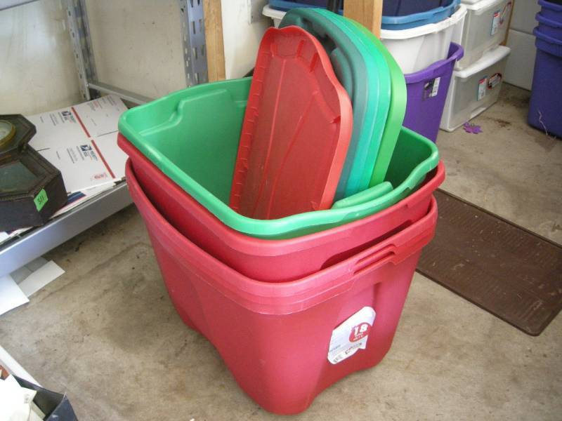 lot 344 image: 5 Red and Green Totes