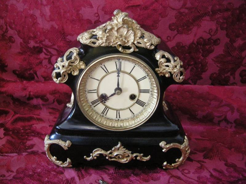 lot 358 image: Antique Waterbury Black Enamel Shelf Clock
