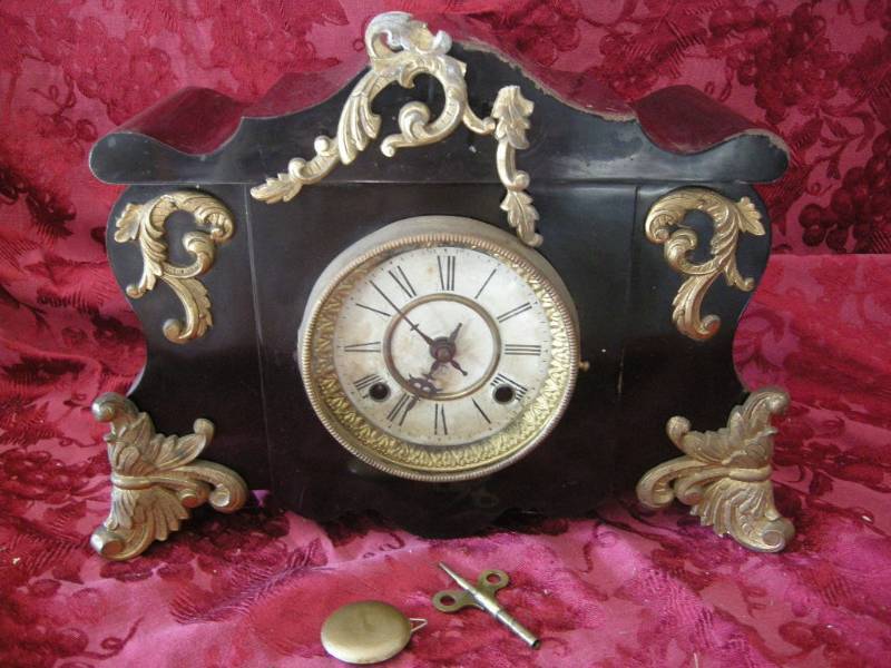 lot 357 image: Antique New Haven Shelf Clock