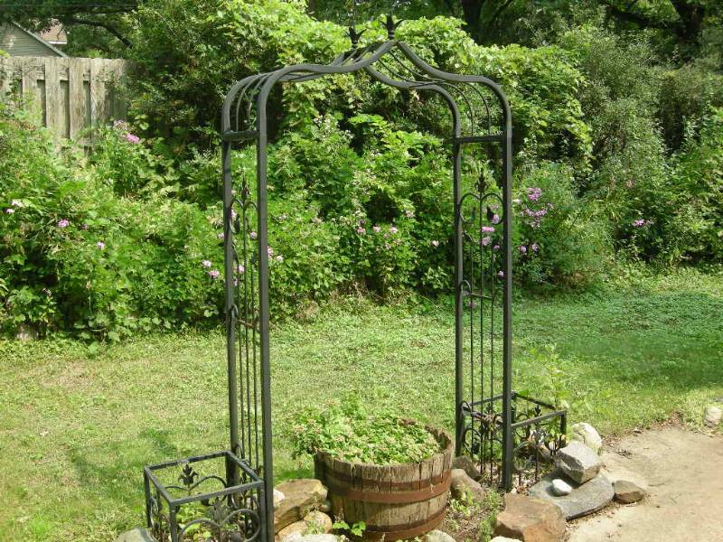 lot 368 image: Metal Arbor