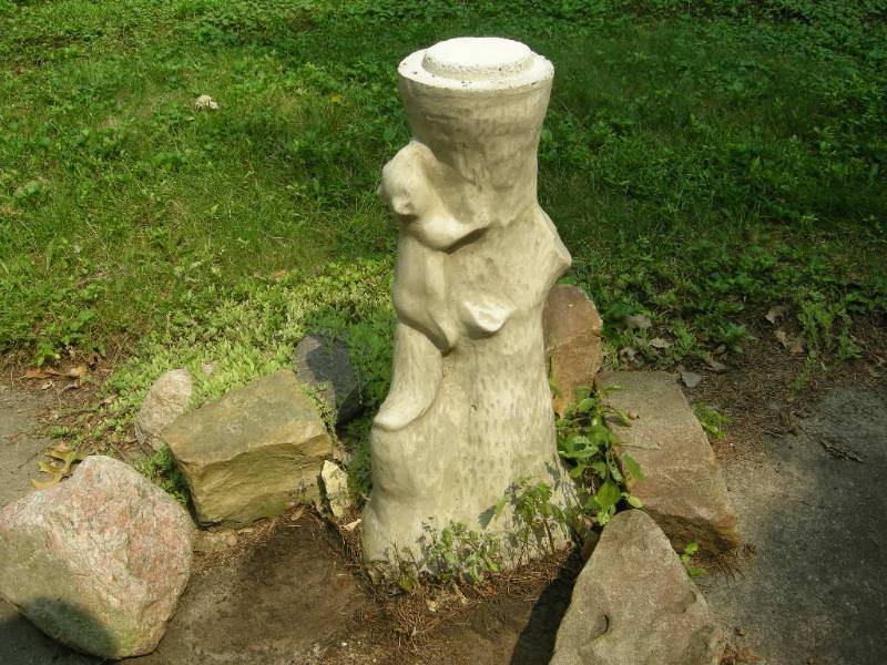 lot 367 image: Cement Birdbath Base