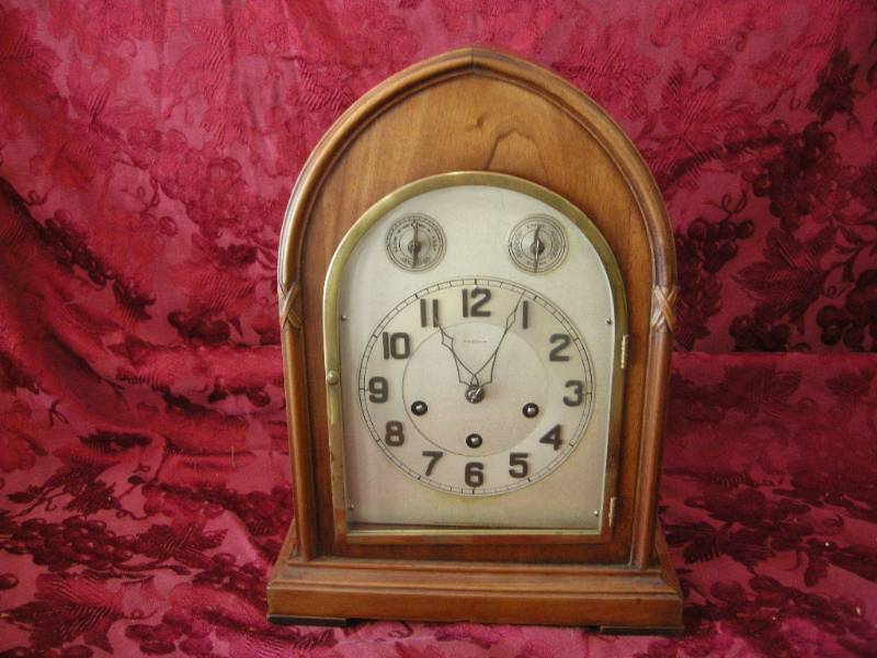 lot 380 image: Antique Ansonia Beehive Shelf Clock