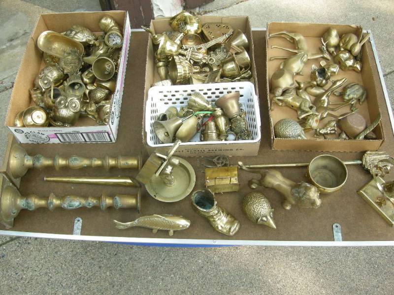 lot 389 image: Small Brass FiguresDcor
