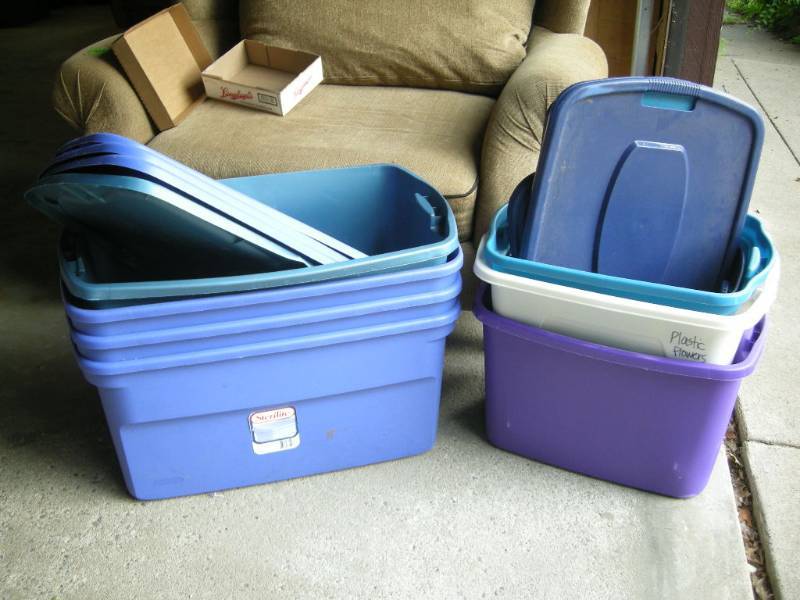 lot 395 image: 8 Totes With Lids