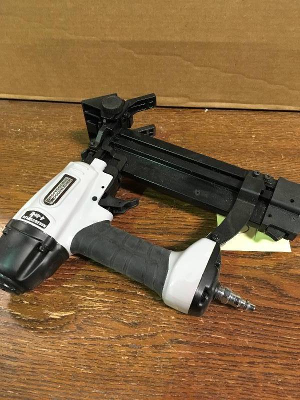 lot 34 image: Professional Woodworker 4-in-1 18-Gauge Combo Flooring Nailer and Stapler in good conditions