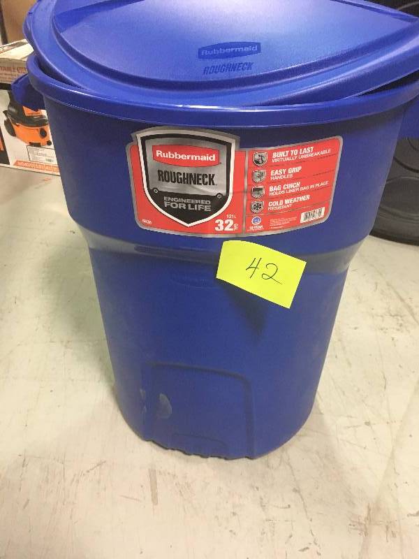 lot 42 image: Roughneck 32 Gal. Outdoor Recycling Bin