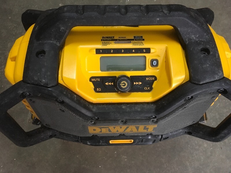 lot 103 image: Dewalt 20-Volt MAX or FLEXVOLT 60-Volt MAX Lithium-Ion Battery Charger and Bluetooth Radio used in working conditions