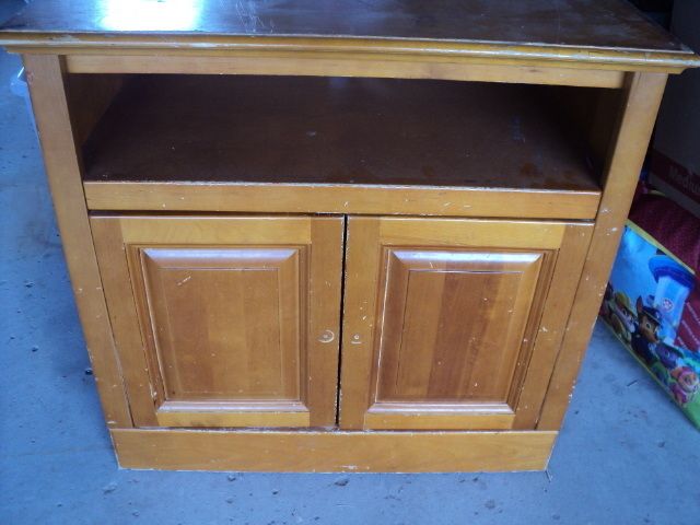 TV cabinet on wheels - needs knobs...
