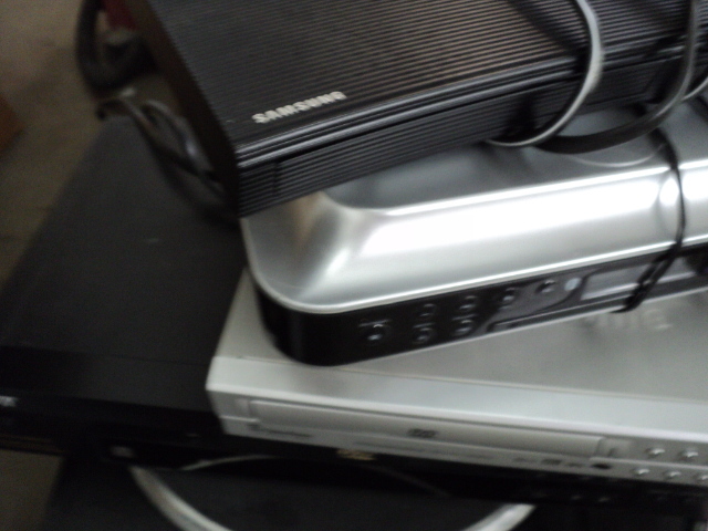 electronic lot with a Samsung with ...