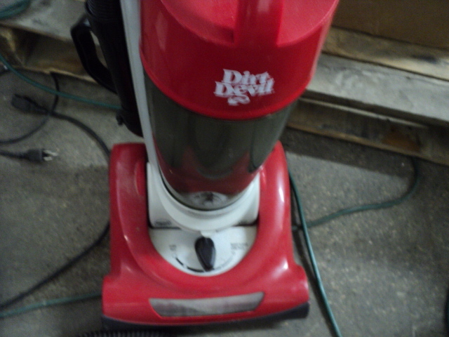 5 vacuum cleaners - powers on...
