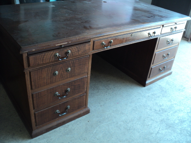 executive desk 65 x 35 x 27...