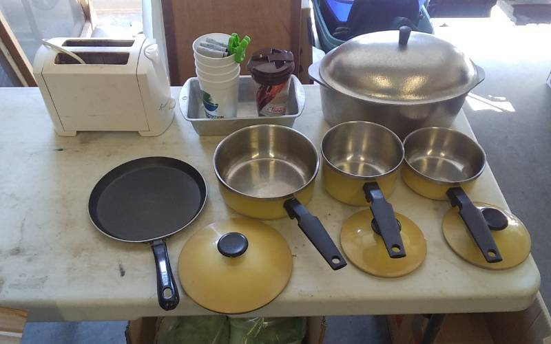 lot 16 image: Club Aluminum Roaster, Pots & Pan With Lids, Other Kitchen Misc