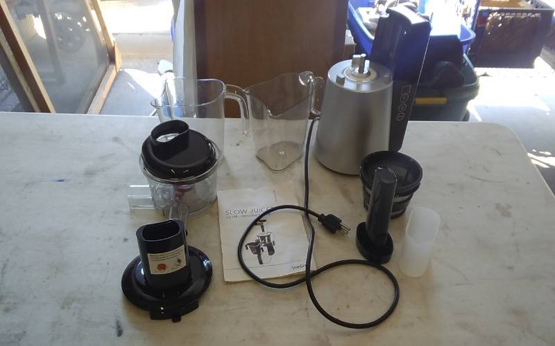 lot 17 image: Von Chef Automatic Juicer With Manual