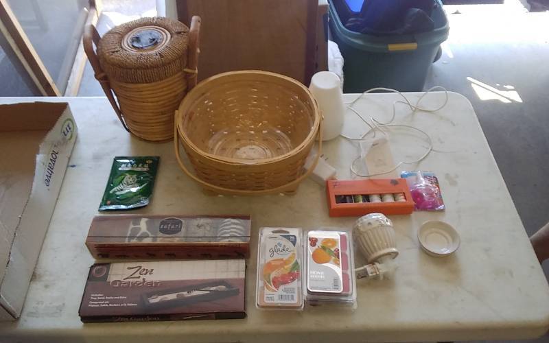 lot 19 image: Senoe Oil Diffuser & Basket Of Candles & Misc