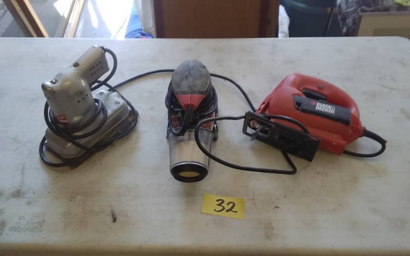lot 32 image: Black & Decker Jig Saw, Black & Decker Sander, Skil Palm Sander
