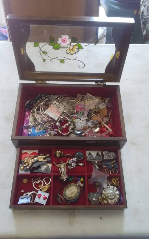 lot 36 image: Jewelry Box With Contents