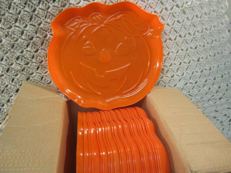 lot 25 image: Case of 24 Plastic Pumpkin Trays 11...