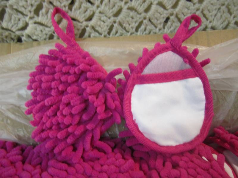 lot 67 image: Case of 200 Pink Frizzy Finger Dust...