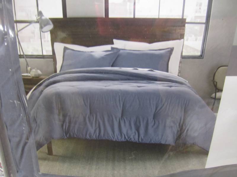 lot 102 image: FulQueen Size 3 Piece Bed Set  A-3...